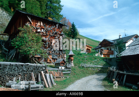 Holzschnitzer Haus in Seres Viles in der Nähe von Campill (Longiaru) Tal Campilltal Trentino Alto Adige Italien Oktober 2002 Stockfoto