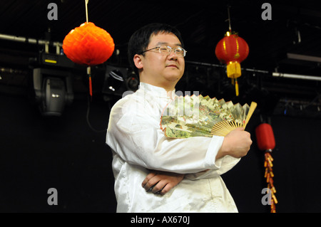 Chinesische Studentin erklingt in der Festival-Show von Sheffield 2008 chinesische Laterne Stockfoto