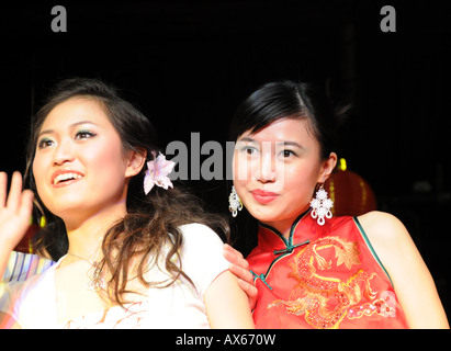 Chinesische Studentin erklingt in der Festival-Show von Sheffield 2008 chinesische Laterne Stockfoto