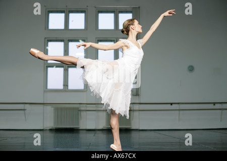 Tut eine Arabeske weibliche Ballett-Tänzerin Stockfoto