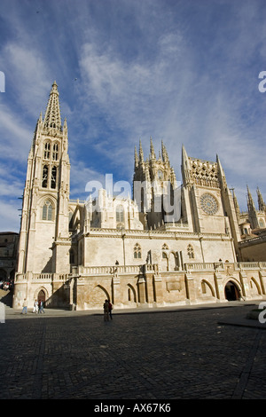 Gotische Architektur der Muttergottes von Burgos Kathedrale gesehen von der Plaza del Rey San Fernando Nordspanien Stockfoto