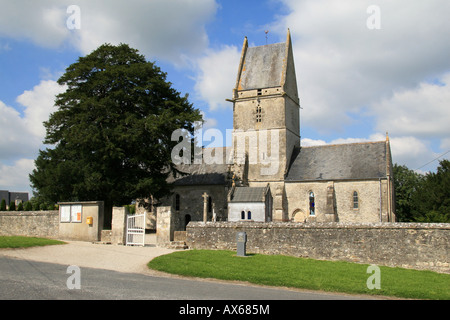 Die Dorfkirche in Angoville-au-Ebene, (Nr Carentan), Normandie, Frankreich. Stockfoto