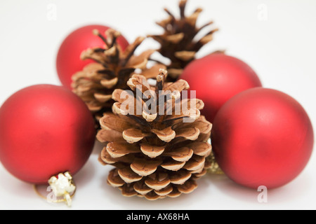 Weihnachts-Dekoration mit Tanne Kegel und Weihnachtskugeln Stockfoto