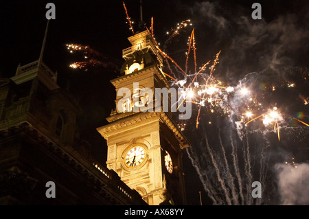 Feuerwerk und kommunalen Kammern Uhrturm Mitte Winter-Karneval der Octagon Dunedin Südinsel Neuseelands Stockfoto