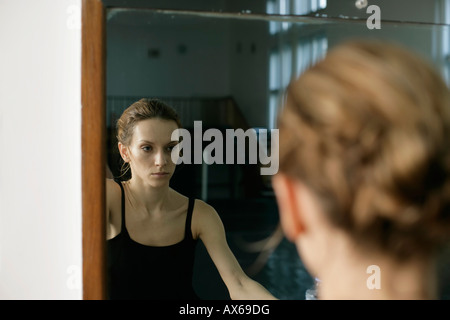 Erschöpft von weiblichen Balletttänzer vor einem Spiegel Stockfoto