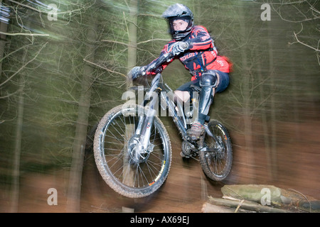 Mountainbiker nach dem Sprung aus einer Rampe durch die Luft fliegen. Stockfoto