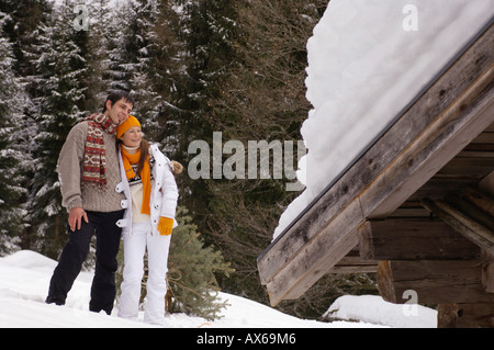 Paar im Schnee, Lächeln Stockfoto