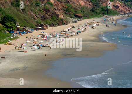 Touristen am Ocean Beach in Varkala Südindien Stockfoto