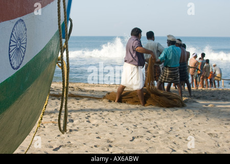 Männer ziehen in Fischernetze am Strand von Varkala Indien Stockfoto