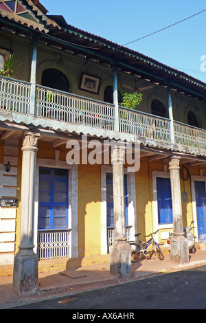 Wunderschönes historisches Gebäude im alten portugiesischen Viertel Sao Tome, Panjim, Goa, Indien Stockfoto