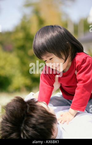 Ein Sohn genießen die Gesellschaft des Vaters Stockfoto