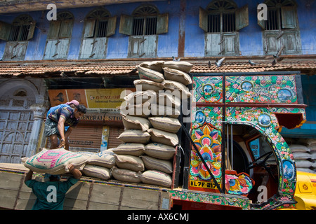 Arbeiter entladen und Carry Säcke in Mattancherry in Cochin in Südindien Stockfoto