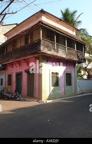 Historisches Eckgebäude in Fontainhas, einem alten portugiesischen Viertel von Panjim (Panaji), Goa. Stockfoto