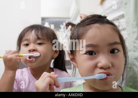 Schwestern, die Zähne zu putzen Stockfoto