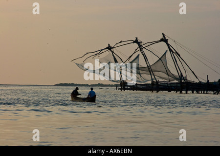 Angelboot/Fischerboot und chinesischen Fischernetze auf Vypeen Island in Cochin, Indien Stockfoto