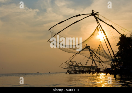 Chinesische Fischernetze auf Vypeen Island in Cochin, Indien Stockfoto