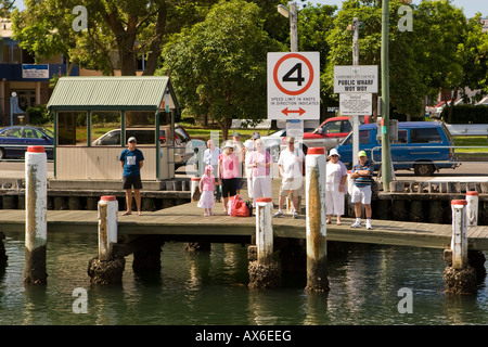 Menschen warten auf die Fähre an der WOY WOY öffentlichen Wharf in New South Wales, Australien Stockfoto