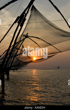 Chinesische Fischernetze bei Sonnenuntergang in Cochin, Indien Stockfoto