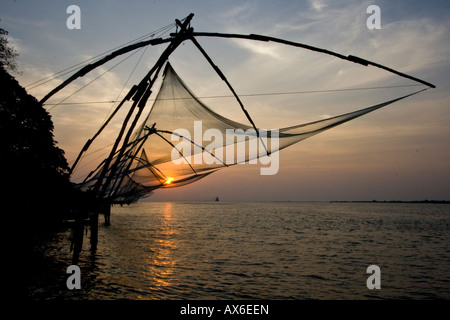 Chinesische Fischernetze bei Sonnenuntergang in Cochin, Indien Stockfoto