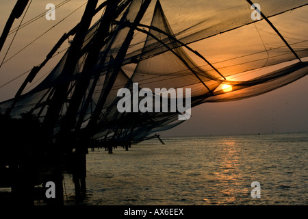 Chinesische Fischernetze bei Sonnenuntergang in Cochin, Indien Stockfoto