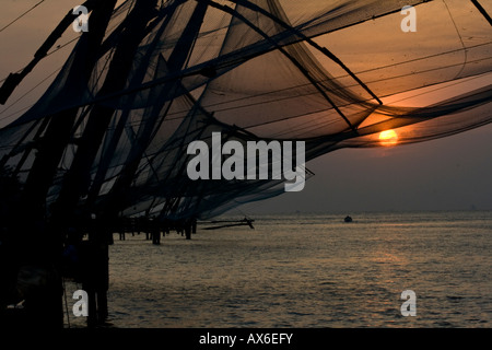 Chinesische Fischernetze bei Sonnenuntergang in Cochin, Indien Stockfoto