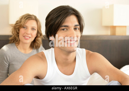 Junges Paar, Mann lächelnd in die Kamera Stockfoto