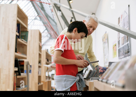 Großvater und junge Auswahl CDs, fully released Stockfoto