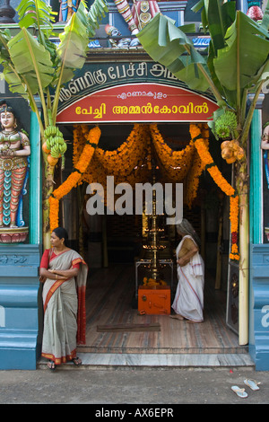 Frauen in einem Hindu-Tempel in Cochin, Indien Stockfoto