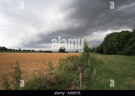 Shelf Cloud und Kaltfront über Feld. Boenen, Nordrhein-Westfalen Deutschland, Europa Stockfoto