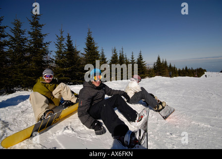 Drei Snowboarder bereit für Action, Le Massif Skigebiet, Region von Charlevoix, Kanada Stockfoto