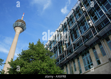 Blick auf Rhinetower und Wdr Fernsehstudios von Marina Düsseldorf. Nordrhein-Westfalen, Deutschland, Europa Stockfoto