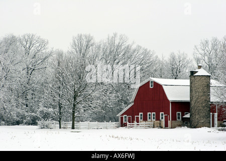 Eine rote Scheune im ländlichen Wisconsin nur nach einem Schneefall Stockfoto