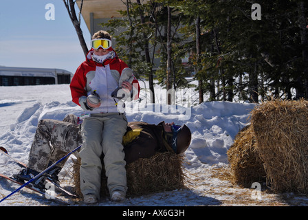 Entspannende Skifahrer im Skigebiet Le Massif, Region von Charlevoix, Kanada Stockfoto