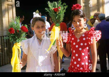 Spanien, Ronda, zwei kleine Pilger tragen Tracht für die jährliche Wallfahrt Romeria Virgen De La Cabeza, Ronda. Stockfoto