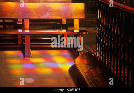 San Pedro el Viejo Kirche, Aragon, Huesca. Spanien. Glasmalerei, bunten Licht in die Kirche zu reflektieren. Stockfoto