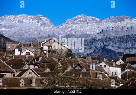 Hecho, Dorf in der Region Aragon, Spanien.  Gebirgskette der Pyrenäen. Stockfoto