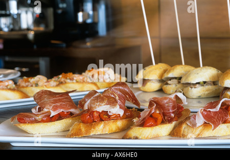 Tapas, die übersichtlich in spanischen Tapas-Bar, authentische spanische Küche. Jamon Serrano und Tomaten. Serrano-Schinken bar Snacks tapeo Stockfoto