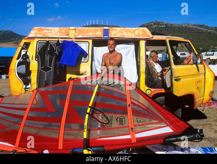 Windsurfen-paar im Urlaub in Tarifa, Andalusien, Spanien. Camper van Wohnmobil camping Reisen Stockfoto