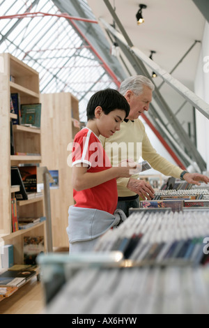 Großvater und junge Auswahl CDs, fully released Stockfoto