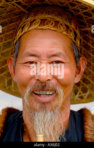 Alte Fischer Porträt Rauchen in traditioneller Tracht in Yangshuo China Stockfoto