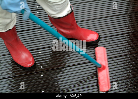 Erhöhte Ansicht des Mannes Gummi Stiefel Stockfoto