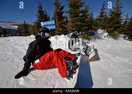 Zwei Snowboarder bereit für Action, Le Massif Skigebiet, Region von Charlevoix, Kanada Stockfoto