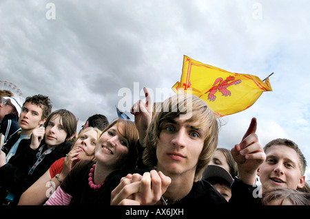 Schar von Jugendlichen beim Musikfestival Stockfoto