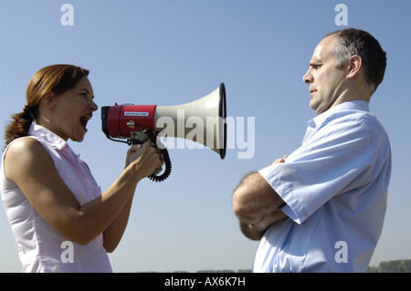 Frau durch Megaphon schreien Stockfoto