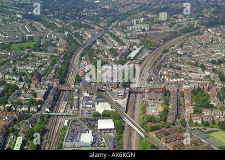 Luftbild von West Hampstead Tube und Mainline Bahnhöfe in Nord-London Stockfoto