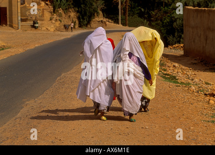 3, 3, Marokkaner, marokkanischen Frauen, marokkanische, Frauen, gehen, Straße, Stadt tinerhir, tinerhir, Marokko, Nordafrika, Afrika Stockfoto