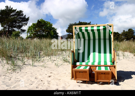 Mit Kapuze Strandkorb auf Sand, Ostseebad Binz, Rügen, Mecklenburg-Vorpommern, Deutschland Stockfoto