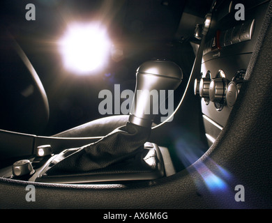 Nahaufnahme der Schalthebel des Autos Stockfoto