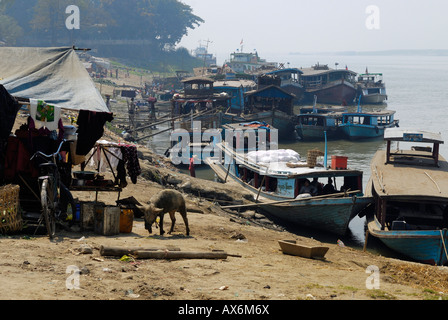 Boote am Hafen, Irrawaddy-Fluss, Myanmar Stockfoto