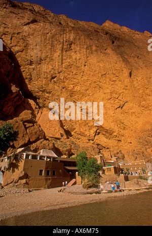 Leute, Touristen, Besucher, Wandern, Flussbett, Todra-schlucht, Canyon, Todgha Schlucht, Hohen Atlas, in der Nähe von Tinerhir, Marokko, Afrika Stockfoto